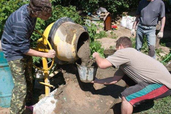 Замешивание бетонного раствора в бетономешалке Замешивание бетонного раствора в бетономешалке